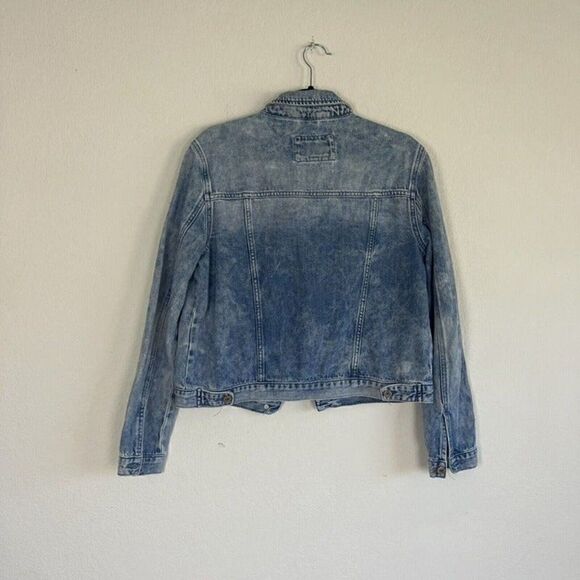 Forever 21 Women’s Faded Distressed Button Up Cotton Denim Jacket Size Medium - Picture 3 of 11